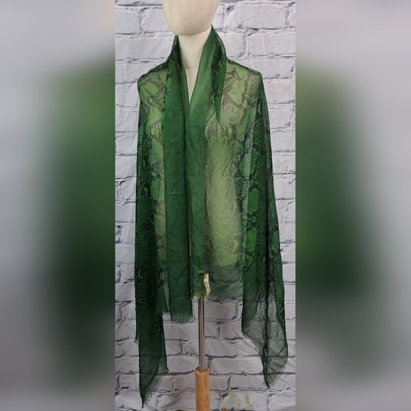 Burberry Women's Scarf Green Reptile Snakeskin 100% Silk Italy 70" x 40" - Picture 10 of 16